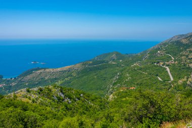Adriyatik kıyıları ve Montgro 'daki Buljarica plajı manzaralı.
