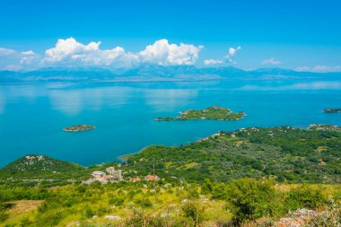 Karadağ 'ın Skadar gölündeki adaların manzarası