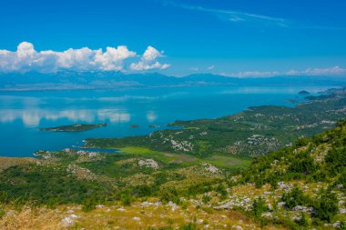 Karadağ 'ın Skadar gölündeki adaların manzarası