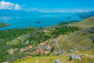 Karadağ 'ın Skadar gölündeki adaların manzarası