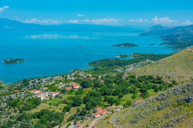 Karadağ 'ın Skadar gölündeki adaların manzarası