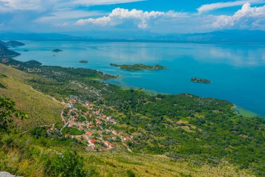 Karadağ 'ın Skadar gölündeki adaların manzarası