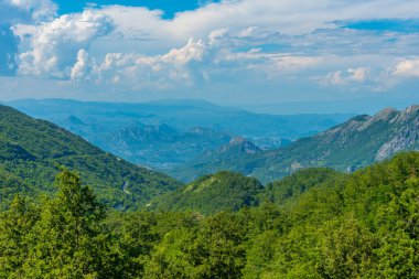 Karadağ 'ın Skadar Gölü yakınlarındaki dağlık arazisi