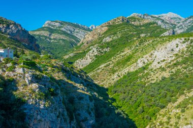 Karadağ 'ın Skadar Gölü yakınlarındaki dağlık arazisi