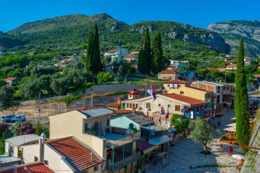 Moğolistan 'daki Stari Bar' ın önündeki turist caddesinde.