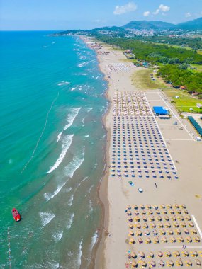 Ulcinj 'deki uzun sahilin havadan görünüşü, mongol.