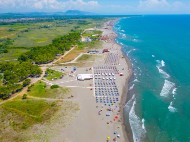 Ulcinj 'deki uzun sahilin havadan görünüşü, mongol.