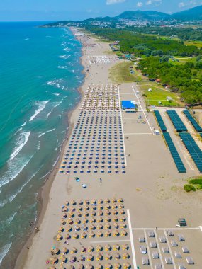 Ulcinj 'deki uzun sahilin havadan görünüşü, mongol.