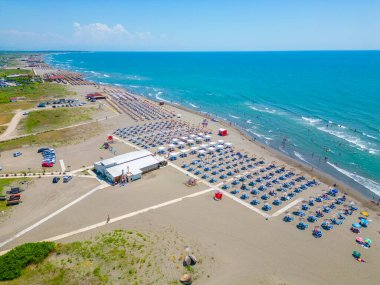 Ulcinj 'deki uzun sahilin havadan görünüşü, mongol.