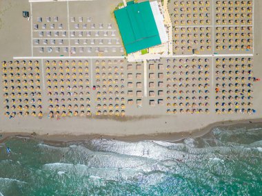 Ulcinj 'deki uzun sahilin havadan görünüşü, mongol.