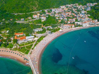 Karadağ 'ın Sveti Stefan kentindeki bir plajın hava manzarası