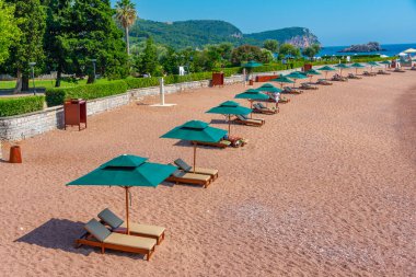 Karadağ 'ın Sveti Stefan kentindeki boş plaj