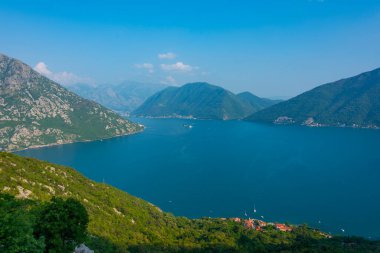 Karadağ 'ın Perast kentindeki Boka Kotorska körfezinin havadan görüntüsü