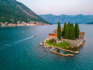Karadağ 'da Perast yakınlarındaki Aziz George Katolik Manastırı' nın hava manzarası