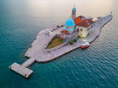 Karadağ 'da Perast yakınlarındaki Skrpjela Kilisesi' nin günbatımı manzarası