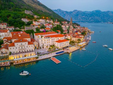 Karadağ 'da Perast' in günbatımı hava manzarası