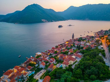 Karadağ 'da Perast' in günbatımı hava manzarası