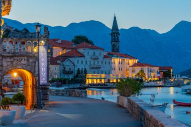Karadağ 'ın Boka Kotorska körfezindeki Perast kasabasının gün batımı manzarası