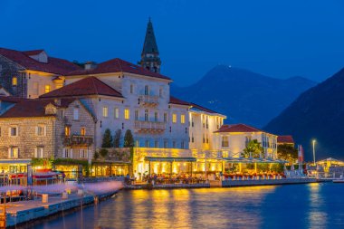 Karadağ 'ın Boka Kotorska körfezindeki Perast kasabasının gün batımı manzarası