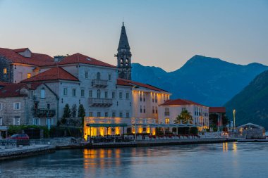 Karadağ 'ın Boka Kotorska körfezindeki Perast kasabasının gün doğumu manzarası