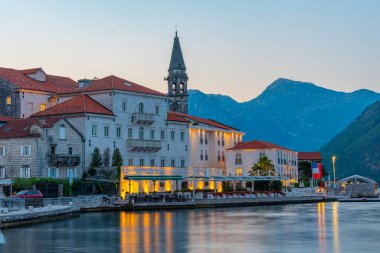 Karadağ 'ın Boka Kotorska körfezindeki Perast kasabasının gün doğumu manzarası