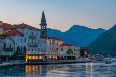 Karadağ 'ın Boka Kotorska körfezindeki Perast kasabasının gün doğumu manzarası