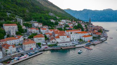 Karadağ 'da Perast' in gündoğumu hava manzarası