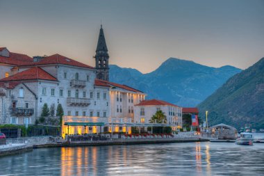 Karadağ 'ın Boka Kotorska körfezindeki Perast kasabasının gün doğumu manzarası