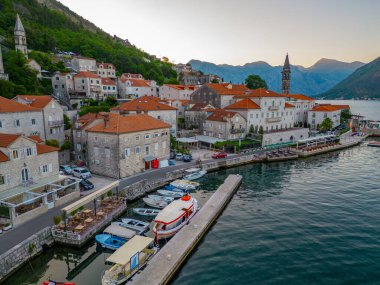 Karadağ 'ın Boka Kotorska körfezindeki Perast kasabasının gün doğumu manzarası
