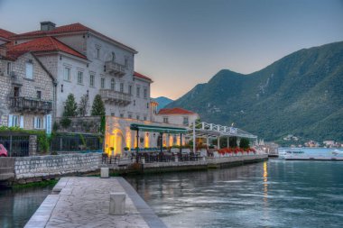 Karadağ 'ın Boka Kotorska körfezindeki Perast kasabasının gün doğumu manzarası