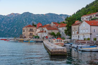 Karadağ 'ın Boka Kotorska körfezindeki Perast kasabasının gün doğumu manzarası