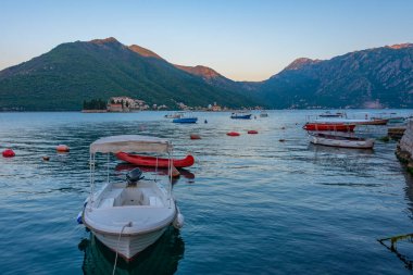Karadağ 'ın Perast kenti yakınlarındaki Boka Kotorska' da tekneler