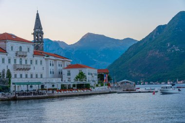 Karadağ 'ın Boka Kotorska körfezindeki Perast kasabasının gün doğumu manzarası