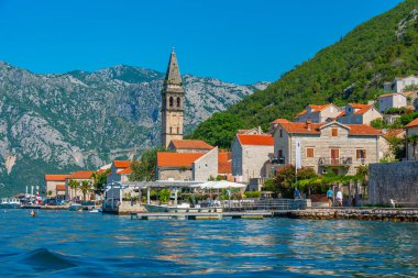 Karadağ 'ın Boka Kotorska körfezinde yer alan Perast kasabası