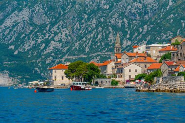 Karadağ 'ın Boka Kotorska körfezinde yer alan Perast kasabası