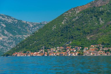 Karadağ 'ın Boka Kotorska körfezinde yer alan Perast kasabası