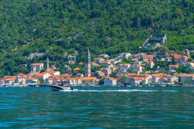 Karadağ 'ın Boka Kotorska körfezinde yer alan Perast kasabası