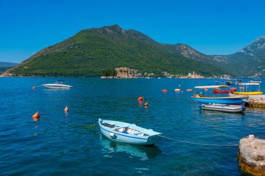 Karadağ 'ın Perast kenti yakınlarındaki Boka Kotorska' da tekneler