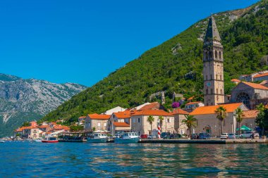 Karadağ 'ın Boka Kotorska körfezinde yer alan Perast kasabası