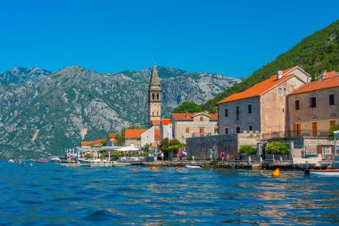 Karadağ 'ın Boka Kotorska körfezinde yer alan Perast kasabası