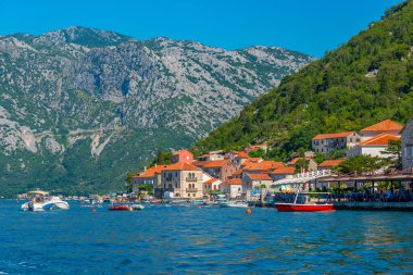 Karadağ 'ın Boka Kotorska körfezinde yer alan Perast kasabası