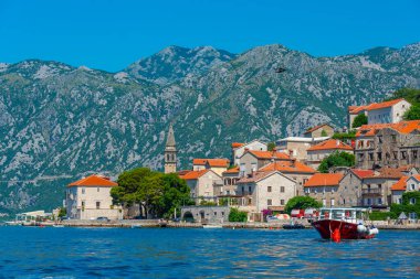 Karadağ 'ın Boka Kotorska körfezinde yer alan Perast kasabası