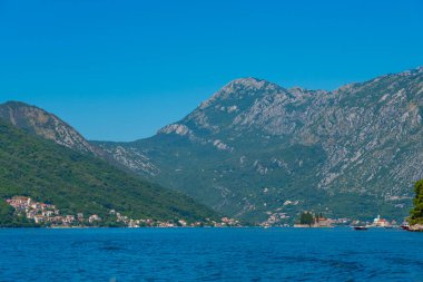 Skrpjela Leydisi Kilisesi ve Karadağ 'da Perast yakınlarındaki Aziz George Katolik Manastırı