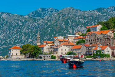 Karadağ 'ın Boka Kotorska körfezinde yer alan Perast kasabası
