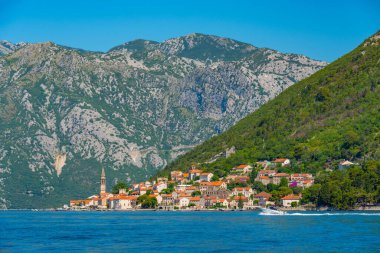 Karadağ 'ın Boka Kotorska körfezinde yer alan Perast kasabası