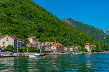 Karadağ 'ın Boka Kotorska körfezindeki Kostanjica kasabası