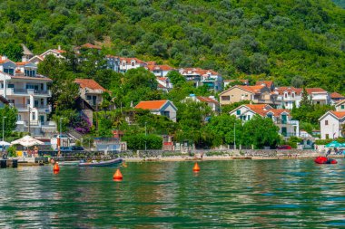 Karadağ 'ın Boka Kotorska körfezindeki Kostanjica kasabası