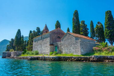 Karadağ 'da Perast yakınlarındaki Aziz George Katolik Manastırı