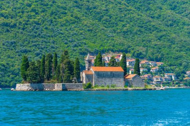Karadağ 'da Perast yakınlarındaki Aziz George Katolik Manastırı