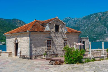 Karadağ 'da Perast yakınlarındaki Skrpjela Kilisesi